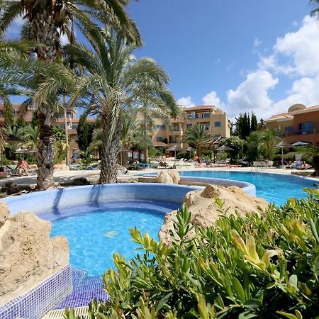 Stylish 1 Bedroom Apartment In Limnaria Gardens Pafos Oda fotoğraf