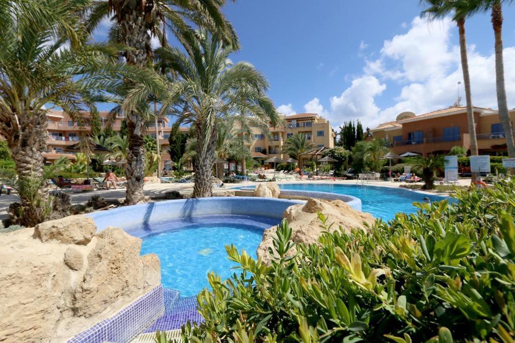 Stylish 1 Bedroom Apartment In Limnaria Gardens Pafos Oda fotoğraf